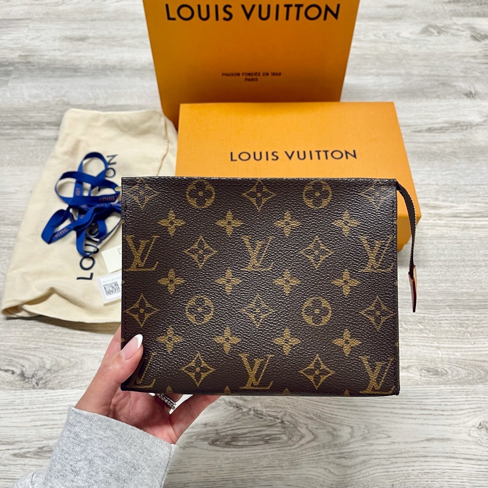 BNWT Louis Vuitton Toiletry 19